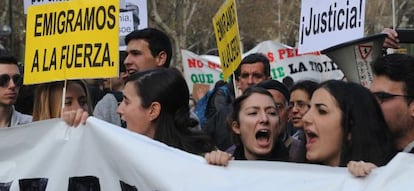 Varios j&oacute;venes participantes en la protesta.