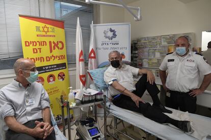 El primer ministro israelí dona sangre para los heridos en una avalancha humana, el viernes en Jerusalén.