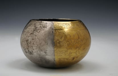 Cuenco de oro y plata con una escena mitológica grabada. En el arte precolombino, la dualidad complementaria se comunica mediante el uso de materiales como el oro y la plata en un mismo objeto.