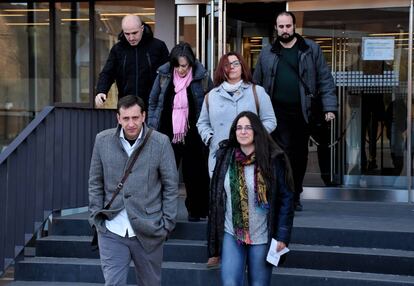 Los concejales de Somos Alcalá abandonan el juzgado el lunes tras declarar cuatro de ellos.