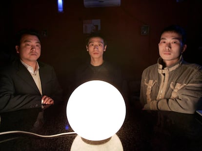De izquierda a derecha, Haibin Luo, Weiyong Jin y Xiaonan Chan, en un salón de té del distrito de Usera.