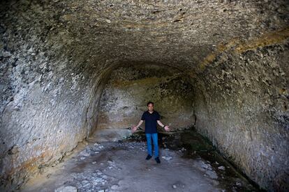 Interior de una de las grutas donde rezaban los ermitaños en época visigoda.