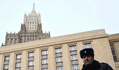 Un polícia delante de las oficionas del Ministerio de Relaciones Exteriores en Moscú este miércoles.