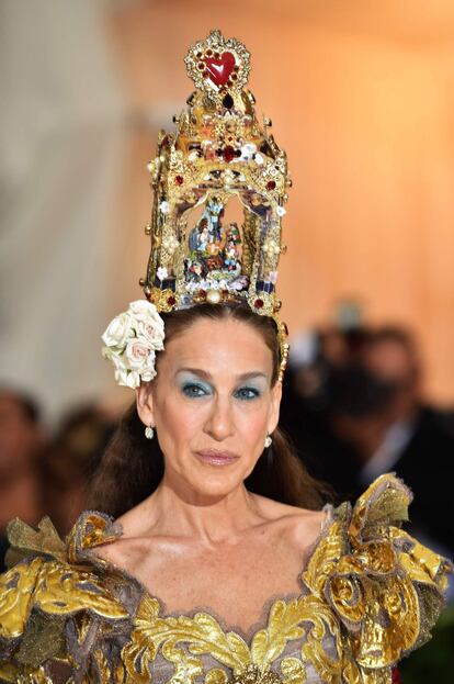 La actriz Sarah Jessica Parker ha escogido un diseño de Dolce & Gabbana con un tocado de un belén con María, José y el niño Jesús.