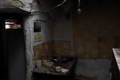 Cocina de una vivienda en ruinas y en venta de Roelos de Sayago, Zamora, el 26 de septiembre.