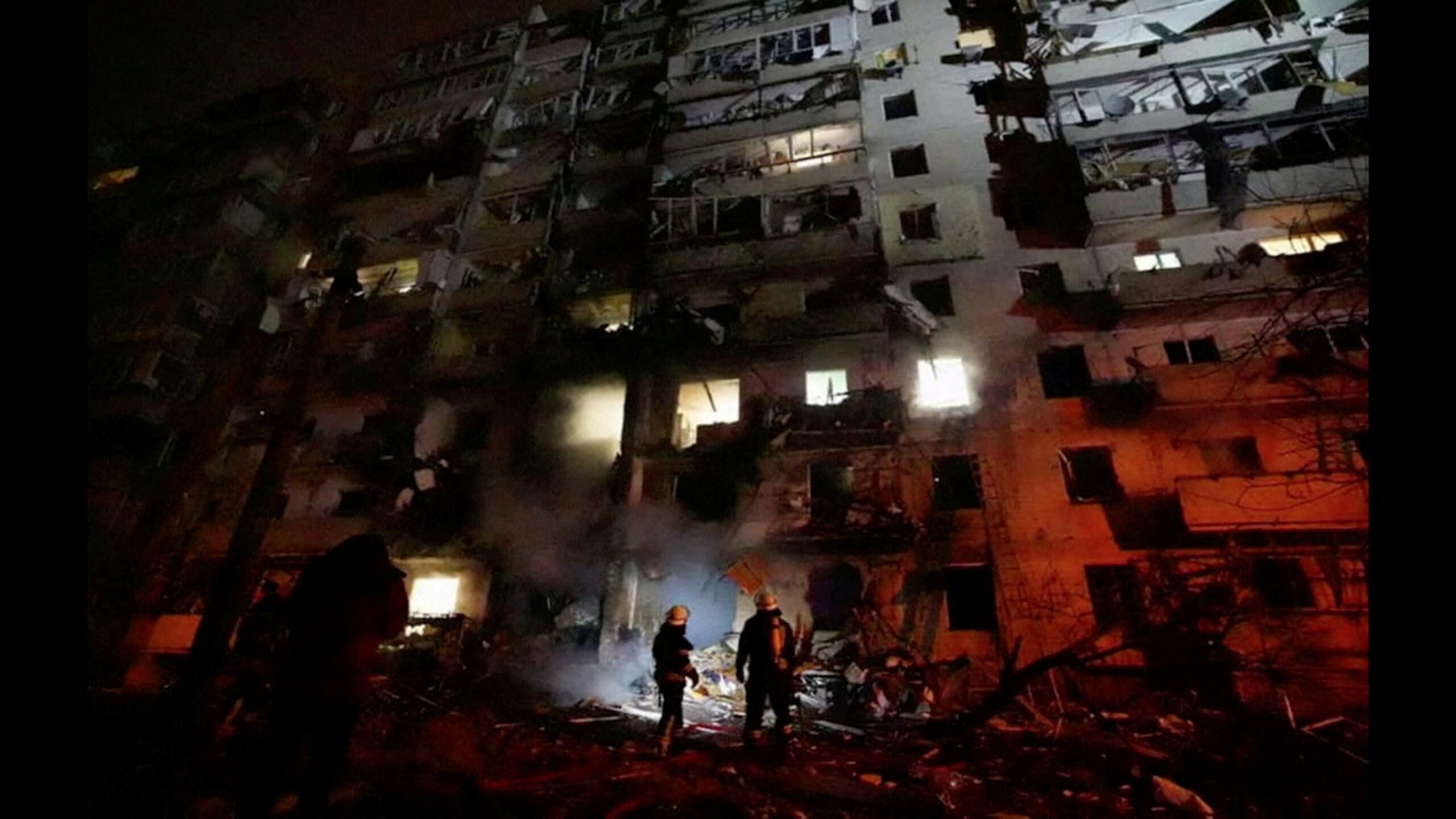 Los bomberos trabajaban en un edificio de viviendas dañado tras el ataque de Rusia. 