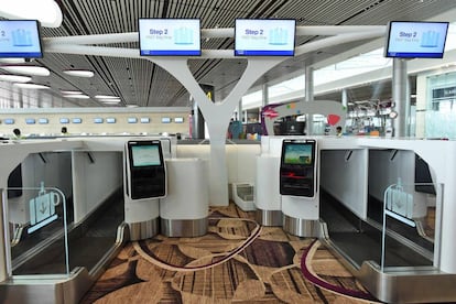 M&aacute;quinas autom&aacute;ticas para acceder a la zona de embarque en los aeropuertos. 