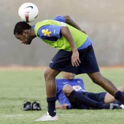 Robinho, ayer durante unos ejercicios con Brasil.