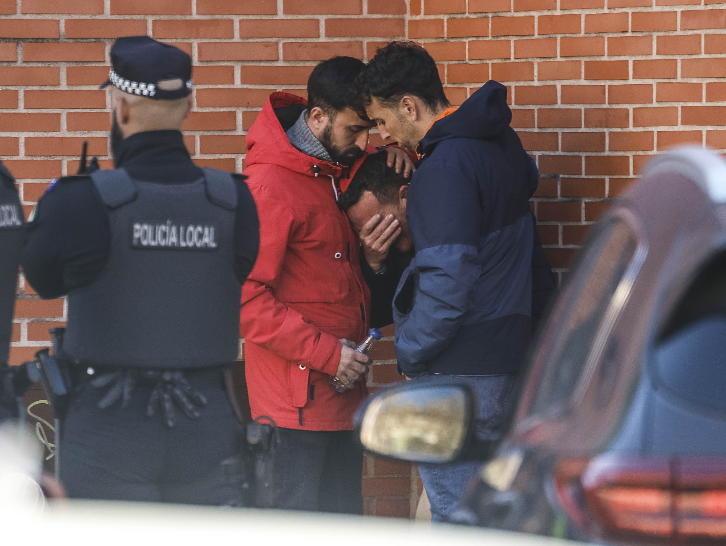 Familiares de desaparecidos en el accidente de tren de Adamuz, en el centro cívico de Córdoba esperando noticias.