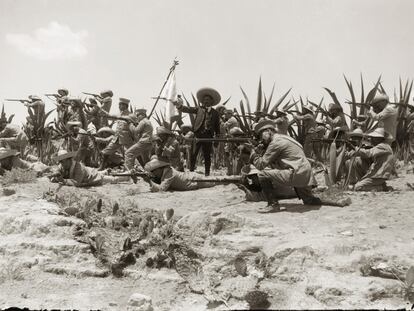 Simulacro de guerra por parte de los cadetes del Colegio Militar, ante el presidente Francisco I. Madero, en Chapultepec, Ciudad de México (1912), Fotos del libro <i>México: fotografía y revolución</i> (Lunwerg).