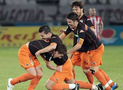 Los jugadores del Valencia celebran el gol de Pablo Hernández ante el Almería.