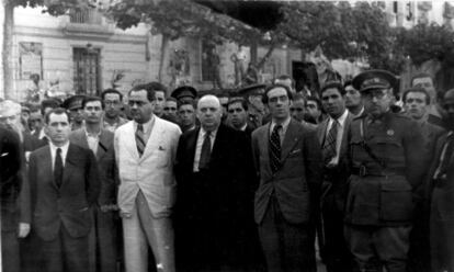 Vicente Uribe, Juan Negrn, Indalecio Prieto, Jess Hernndez y el general Vicente Rojo en el acto de despedida, en Barcelona, de las Brigadas Internacionales (1938).