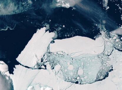 A la izquierda, el iceberg desprendido en la Antártida.