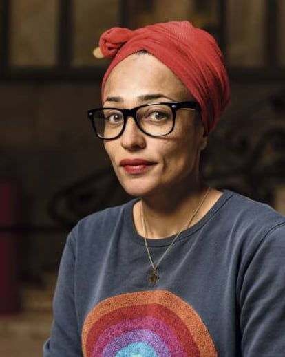 Zadie Smith posa para ICON en La Pedrera, en Barcelona, ensayando cara de ver a un ‘millennial’ cogerle el móvil para enseñarle algo del trasto que le cambiará la vida.