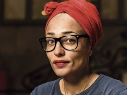 Zadie Smith posa para ICON en La Pedrera, en Barcelona, ensayando cara de ver a un &lsquo;millennial&rsquo; cogerle el m&oacute;vil para ense&ntilde;arle algo del trasto que le cambiar&aacute; la vida.