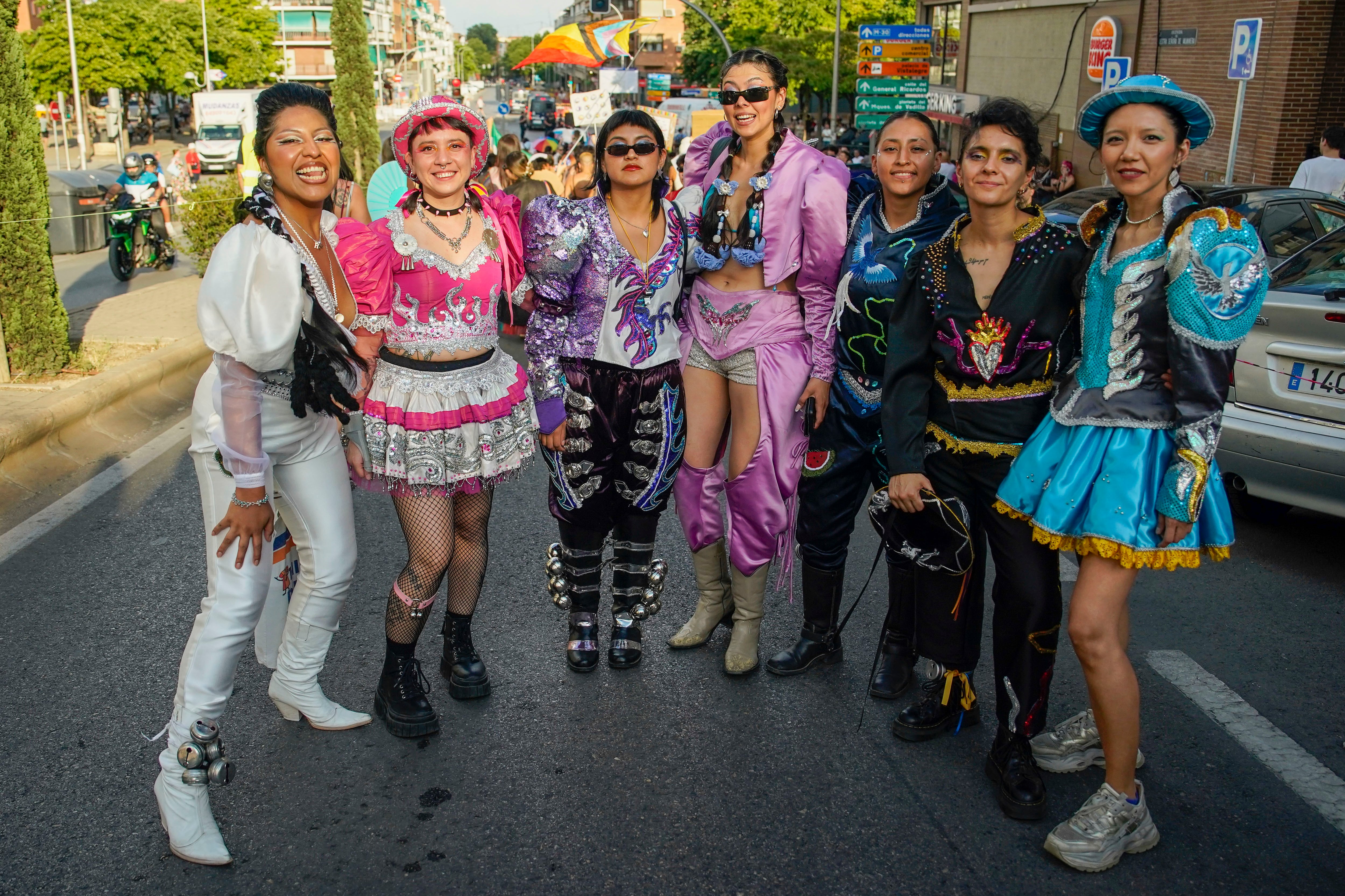 Parte del grupo de danza caporal queer Warawas. 