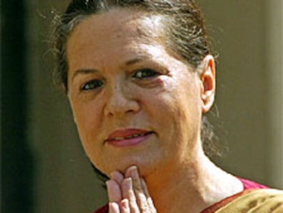 El partido de Sonia Ghandi vence contra todo pronóstico. El primer ministro dimitirá tras la derrota electoral.