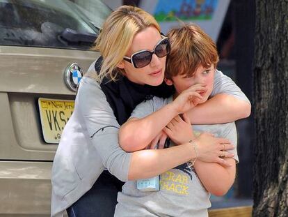 Kate Winslet con su hijo Joe, el mediano de tres.