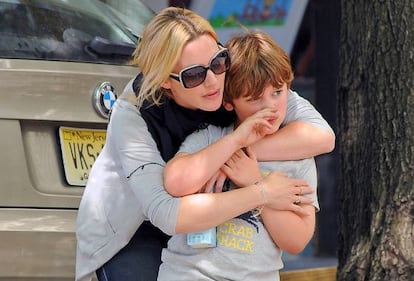 Kate Winslet con su hijo Joe, el mediano de tres.
