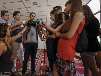 Los periodistas recogen declaraciones del presidente de la comunidad musulmana de Ripoll, Annour Ali Yassine.