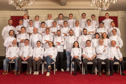 Foto de familia de los cocineros galardonados con tres Soles Repsol en la gala celebrada en San Sebastián el 28 de febrero de 2022.