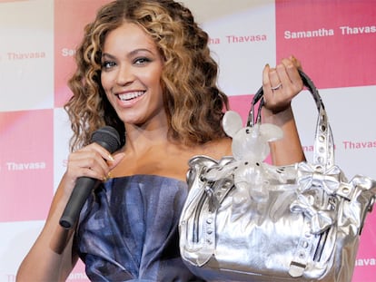 Beyonce Knowles ha viajado hasta Japón, donde ha presentado una línea de bolsos, Samantha Thavasa y Disney Handbag Collection, en uno de los hoteles de la compañía de Mickey Mouse en Tokio. La cantante estuvo acompañada durante el acto de su hermana Solange, que también se dedica al mundo de la música.