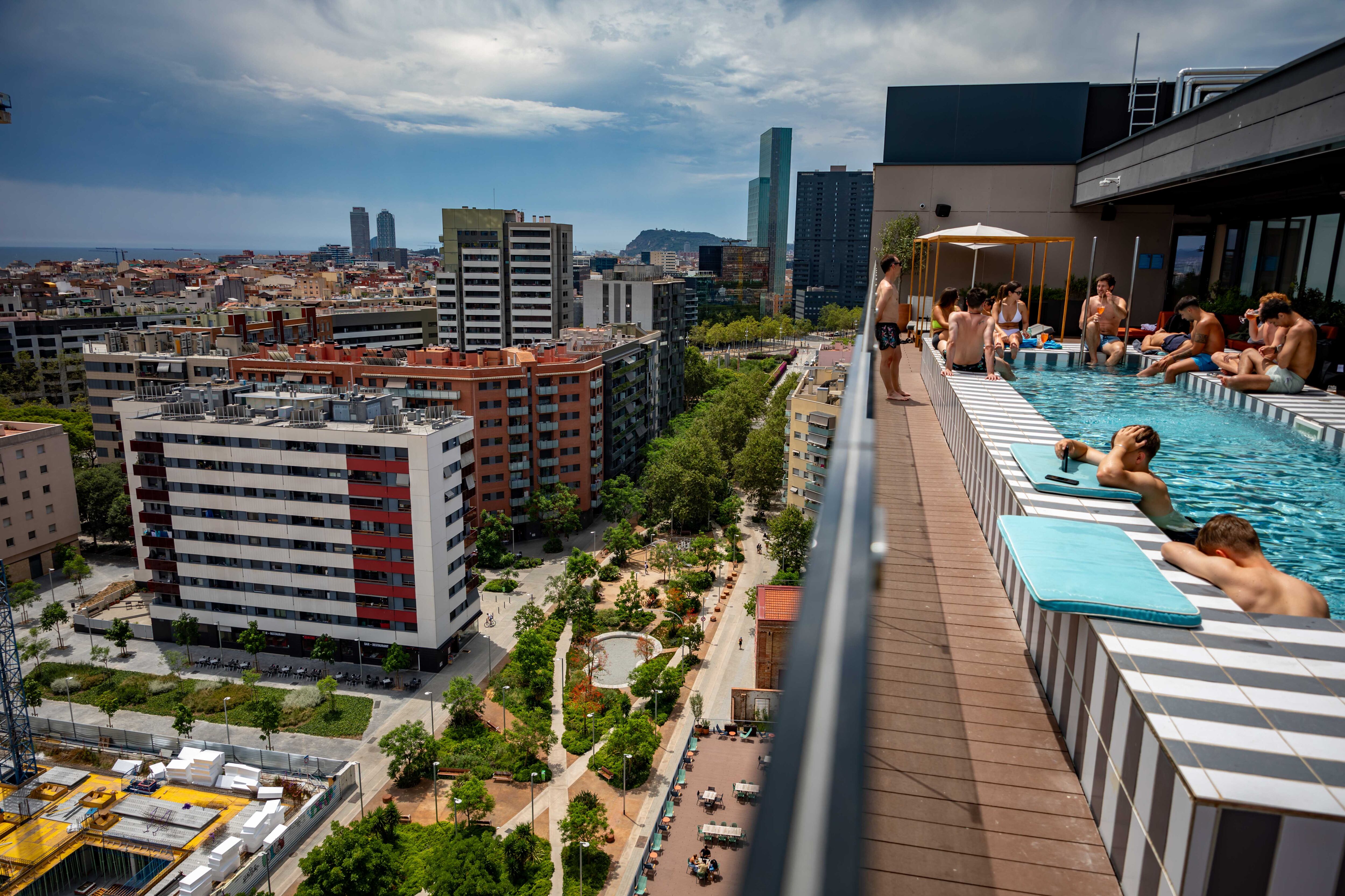 Piscina del hotel The Social Hub, en el barrio del Poblenou de Barcelona