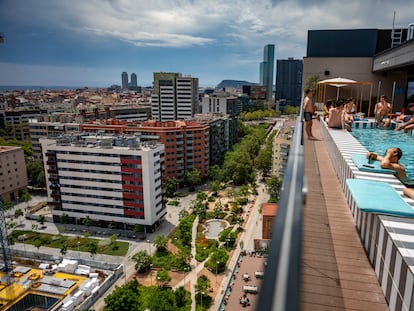 Piscina del hotel The Social Hub, en el barrio del Poblenou de Barcelona, en verano pasado.