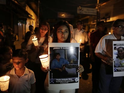 Manifestantes sostienen fotografías de familiares muertos y presos bajo el régimen de Ortega que ha dejado más de 325 muertos, 800 en prisión y miles en el exilio.