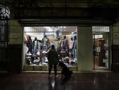 Ropa de hombre a la venta en el escaparate de una tienda en Buenos Aires, Argentina, el 6 de julio de 2022.