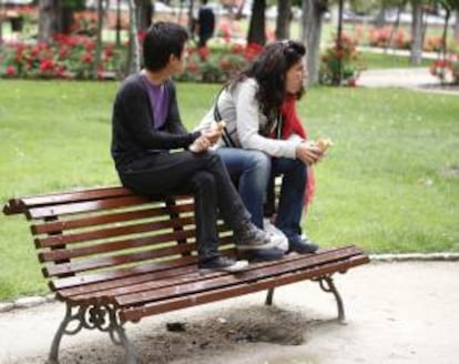 Una pareja  descansa en un banco del parque del Retiro de Madrid. EFE/Archivo