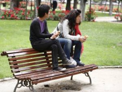 Una pareja descansa en un banco del parque del Retiro de Madrid. EFE/Archivo