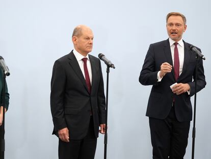 Annalena Baerbock (Los Verdes), Olaf Scholz (SPD) y Christian Lindner (FDP) comparecen ante los medios, este viernes en Berlín.