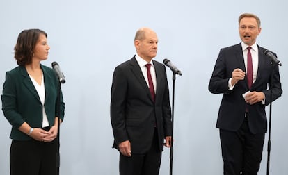 Annalena Baerbock (Los Verdes), Olaf Scholz (SPD) y Christian Lindner (FDP) comparecen ante los medios, este viernes en Berlín.