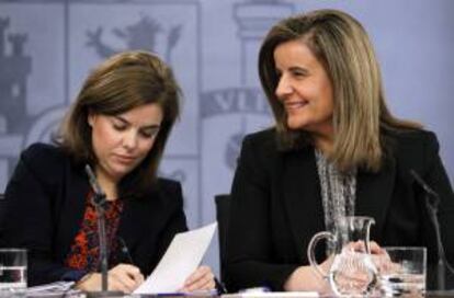 El vicepresidenta del Gobierno, Soraya Sáenz de Santamaría (i), junto a la ministra de Empleo, Fátima Báñez (d), durante la rueda de prensa posterior a la reunión del Consejo de Ministros, que ha presidido hoy la vicepresidenta.