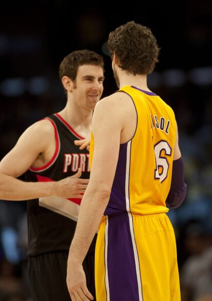 Los españoles Victor Claver y Pau Gasol se saludan antes del comienzo del encuentro en el Staples Center de Los Ángeles.