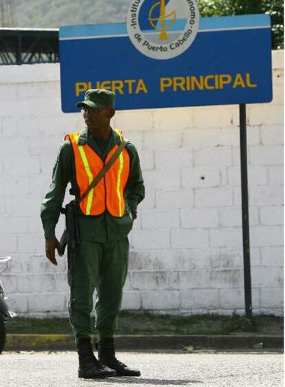 Un soldado custodia uno de los accesos a Puerto Cabello, el lunes.