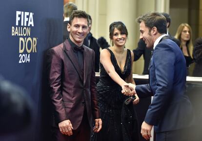 El argentino Leo Messi, delantero del Barcelona y su esposa modelo la argentina Antonella Roccuzzo estrecha la mano con el ex futbolista italiano Alessandro Del Piero a su llegada a la alfombra roja de la 2014 FIFA Balón de Oro, ceremonia celebrada en el Kongresshaus de Zúrich.