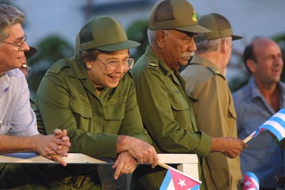 Vilma Espín, esposa de Raúl Castro, observa cómo Fidel Castro se dirige a la multitud en un discurso para conmemorar hace 40 años de la Revolución Cubana, en el año 2001 en La Habana, Cuba.