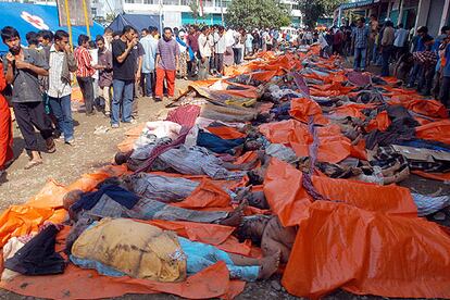 Habitantes de Banda Aceh, al oeste de Indonesia, buscan a sus familiares entre las víctimas del maremoto.