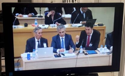 Tres peritos de BFA-Bankia, ayer durante el juicio en la Audiencia Nacional. Imagen tomada de la señal institucional.