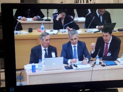 Tres peritos de BFA-Bankia, ayer durante el juicio en la Audiencia Nacional. Imagen tomada de la señal institucional. 