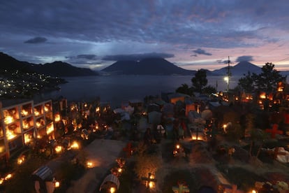 Moradores adornam com flores e velas os túmulos do cemitério à margem do lago de Atitlán, em San Antonio Palopo (Guatemala).