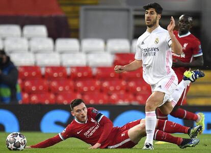 Marco Asensio y Andrew Robertson en una acción del partido.