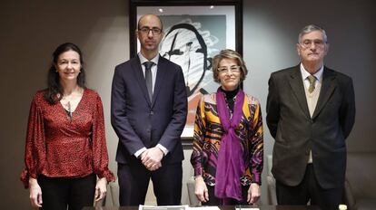 Elena Ordozgoiti, jefa de servicio de agroalimentación de la Asociación Española de Normalización UNE; Rodrigo Fernández, miembro de la junta directiva la Unión de Promotores y Empresarios del Vapeo (UPEV); Ángeles Muntadas-Prim, presidenta de la Asociación Española de Usuarios de Vaporizadores Personales (Anesvap), y Ángel González Ureña, catedrático de Química de la Universidad Autónoma de Madrid. p