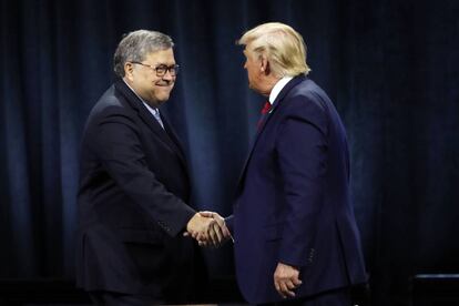 Donald Trump junto al fiscal general William Barr.