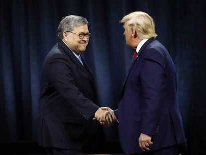 Donald Trump junto al fiscal general William Barr.