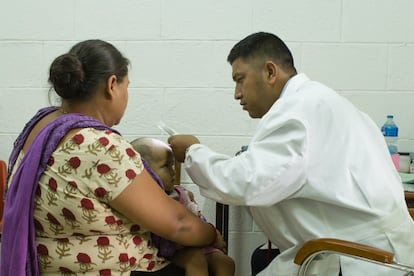 El doctor Krishna Bahadur Tamang nació en una leprosería y ahora es coordinador médico del hospital. Repite que la ignorancia perpetúa la enfermedad más antigua del mundo.