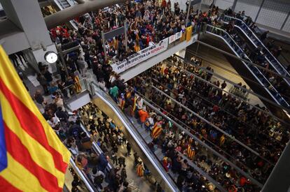 Miles de persones cortan el AVE en Girona.