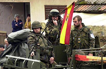 Una patrulla de legionarios españoles, ayer en la localidad de Grude, en Bosnia.